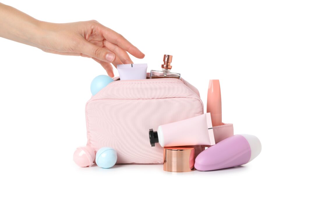 Que mettre dans sa trousse de toilette pour voyager ?